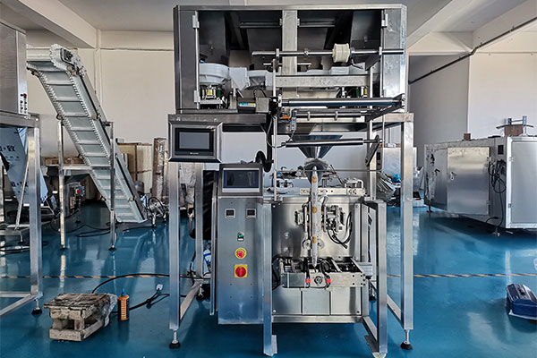 小型自動稱重丝瓜视频污污污污由立式丝瓜视频污污污污、多鬥電子秤、自動上料機和成品輸送機組成