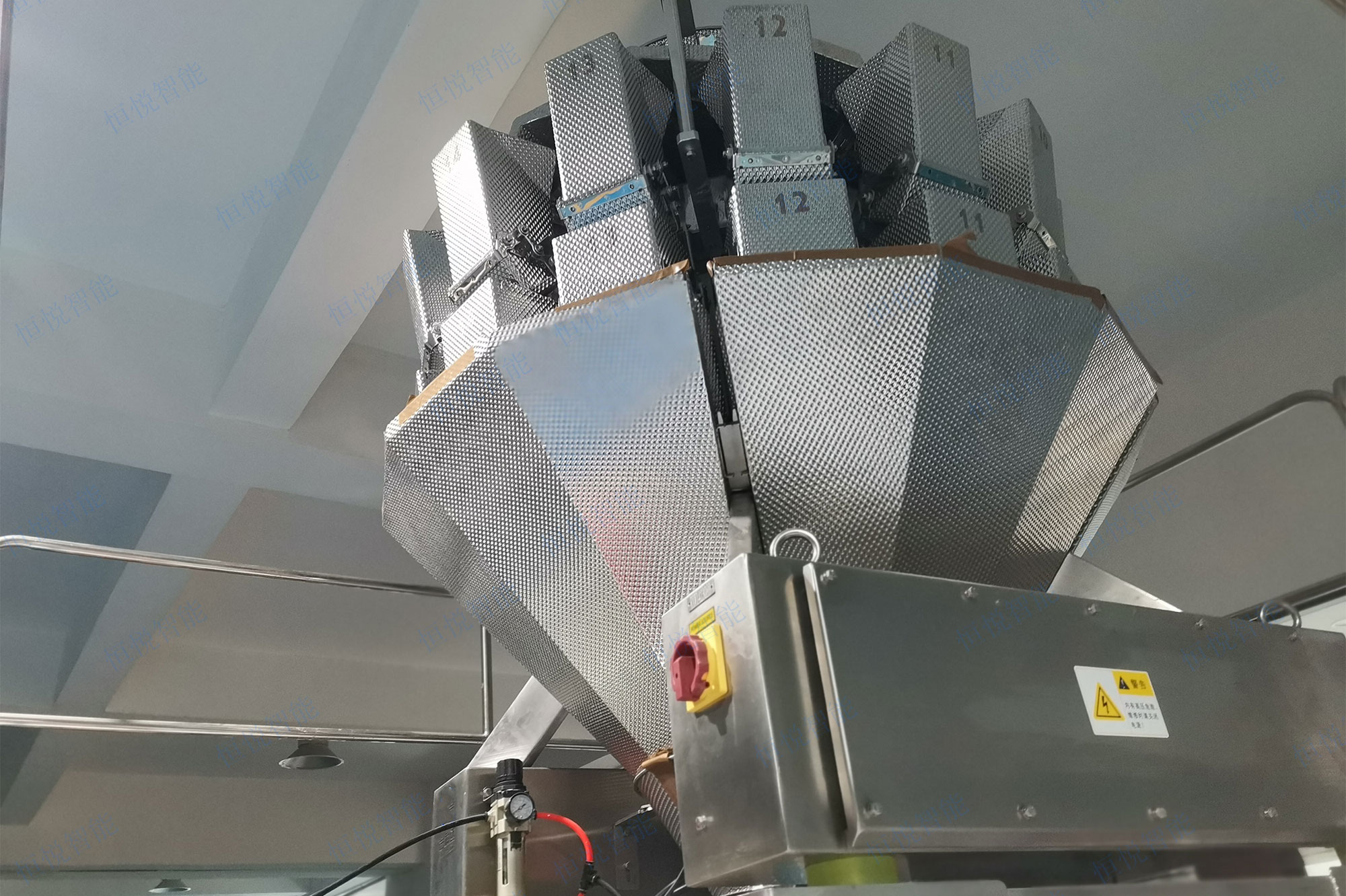 土豆粉自動丝瓜视频污污污污采用十四頭電腦組合秤自動定量稱重 土豆粉自動丝瓜视频污污污污采用十四頭電腦組合秤自動定量稱重