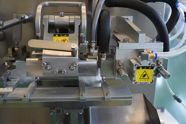 水平給袋式自動丝瓜视频污污污污工作流程