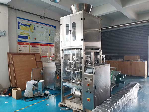 全套粉體自動丝瓜视频污污污污流水線由螺杆計量機、真空上料機、成品輸送機組成