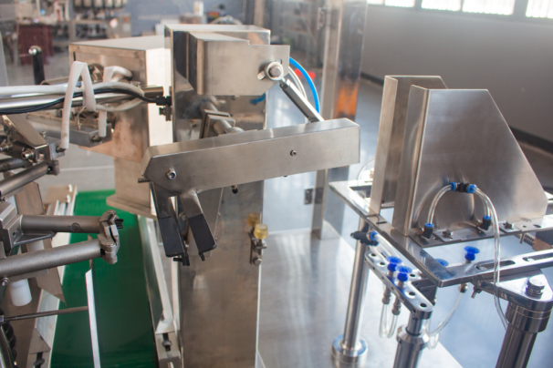 給袋機自動丝瓜视频污污污污是用各種熱封性的多層複合膜